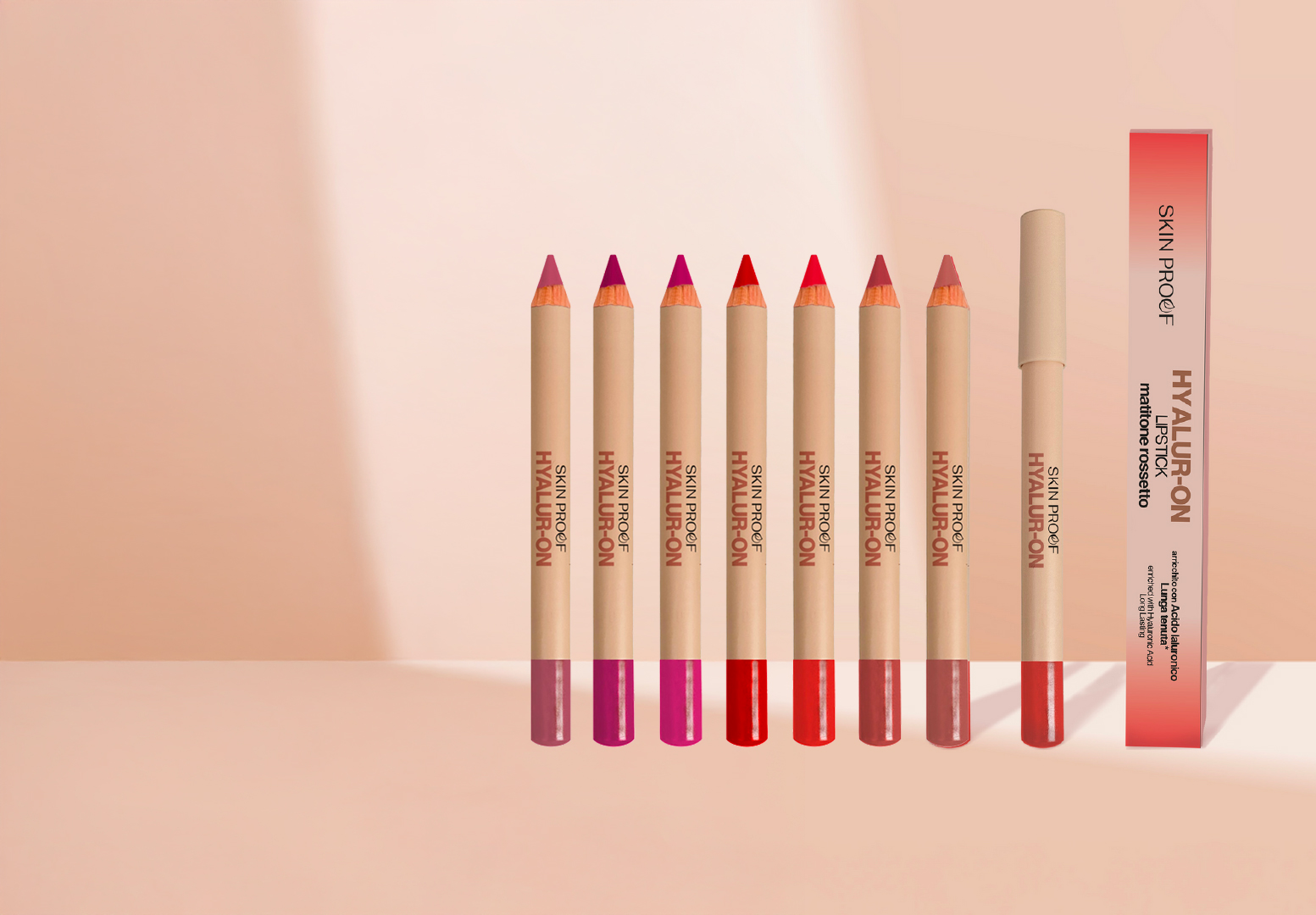 crayon rouge à lèvres à l'acide hyaluronique